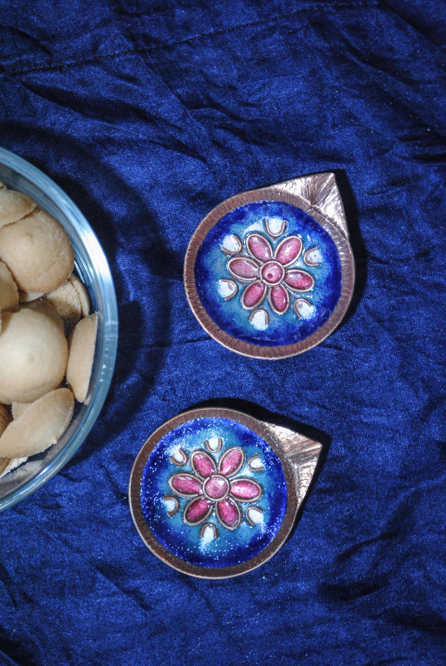 Gift box with copper enamelled lamps, coasters and mini cookies