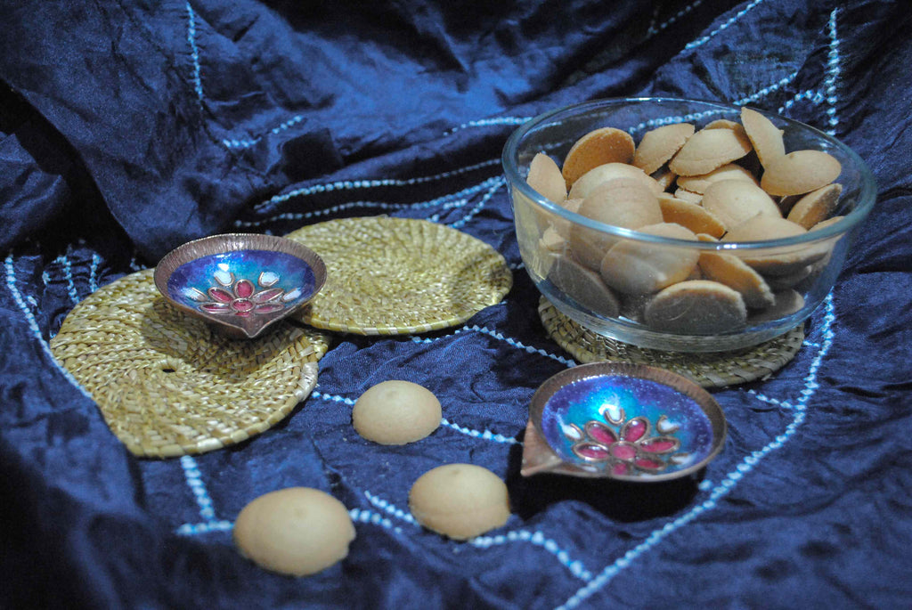 Gift box with handcrafted copper enamel lamps, handwoven coasters and mini cookies
